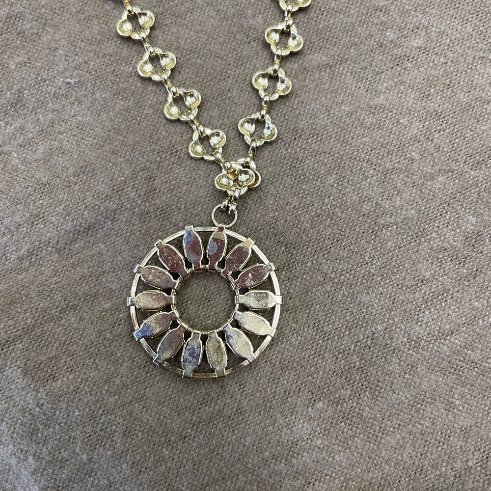 Gold tone sunburst design necklace. Costume/fashion jewelry. - Picture 6 of 6
